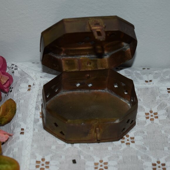 Vintage Antique Small Brass Incense Trinket Cricket Box Gothic Farmhouse Decor - Picture 9 of 14